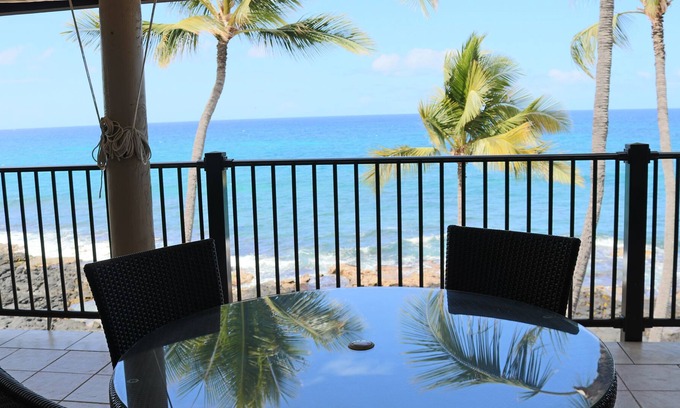 Kailua-Kona Condo | Ocean Front, Top floor