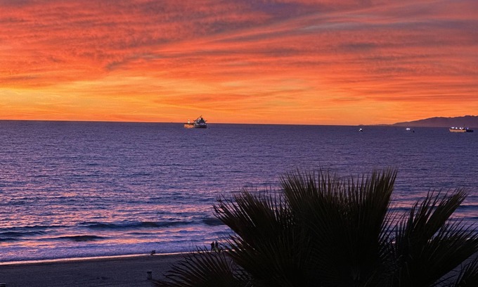 Manhattan Beach Condo | OCEAN FRONT + TOP FLOOR, 4 BEDROOM MANHATTAN BEACH HOUSE- MINIMUM OF 3 NITES REQ