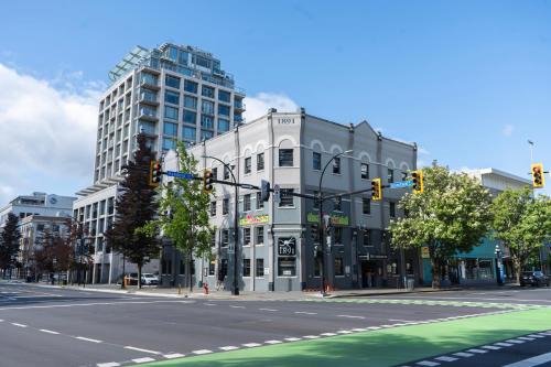 Downtown Victoria Hostel | Ocean Island Inn | Backpackers | Suites
