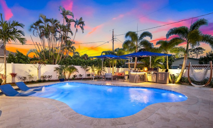 Connors House | Ocean Pearl - Luxury - 1 Mile To The Beach! - Heated Salt Water Pool - Southern Exposure