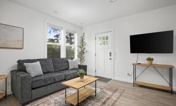 Rockaway Beach House | Ocean Rogue Inn Unit 8