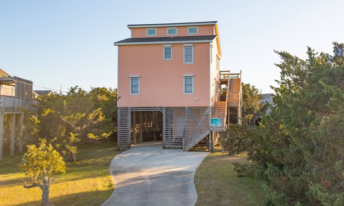 Salvo House | ocean-side home w/private hot tub, washer/dryer, central A/C, sundecks, fast WiFi