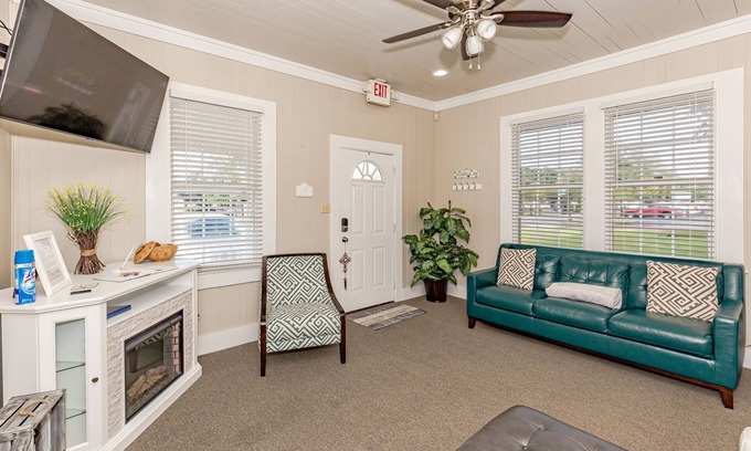 Ocean Springs Cottage | Ocean Springs Cottage Sleeps 8 - Downtown Mona Lisa, Ocean Springs, MS