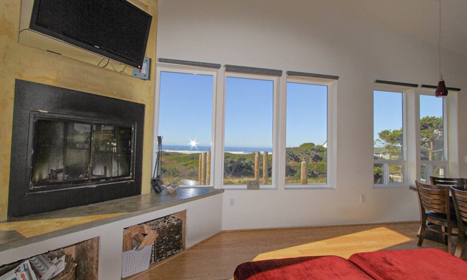 Gold Beach House | Ocean- & sunset-view home with wall of windows & easy beach access -dog-friendly