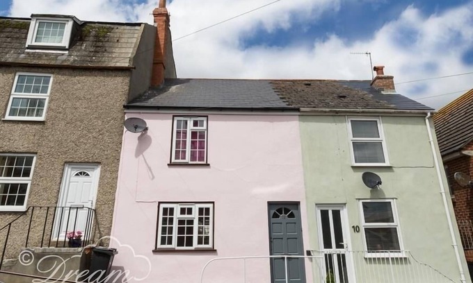 Weymouth Cottage | OCEAN SWELL, family friendly, with a garden in Weymouth