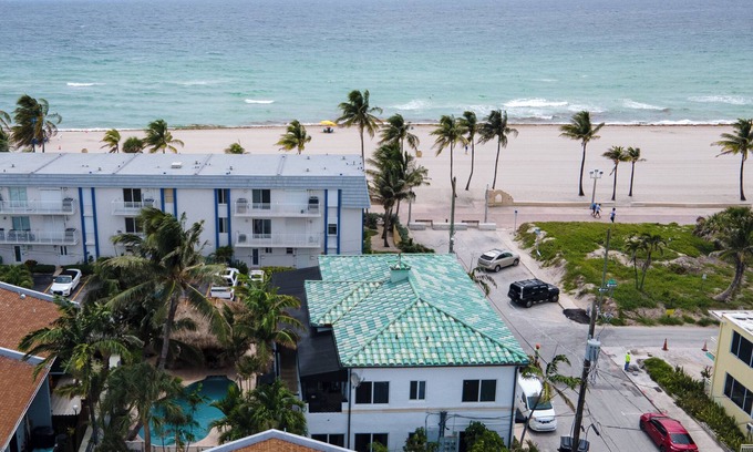 Hollywood South Central Beach Villa | Ocean View 2BR/2BA Full Kitchen + Balcony + Private Pool Courtyard!