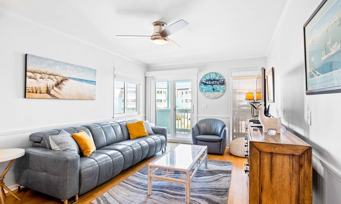 Morehead City Condo | Ocean-view 2nd-floor condo balcony, W/D, outdoor pool, grills, gazebo, and AC