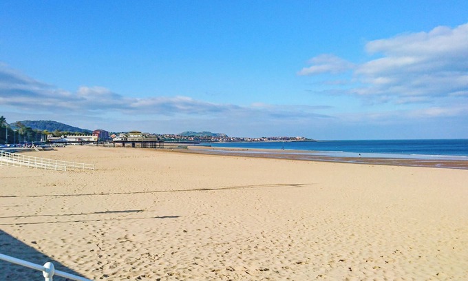 Colwyn Bay Cottage | OCEAN VIEW APARTMENT, family friendly in Colwyn Bay