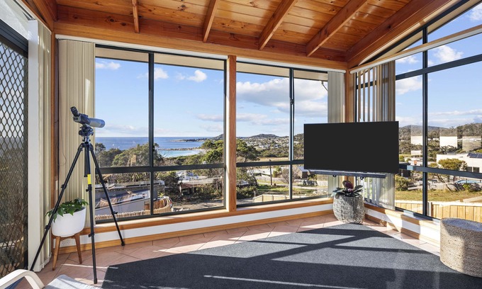 Bicheno House | Ocean View Beach House - Pet Friendly!
