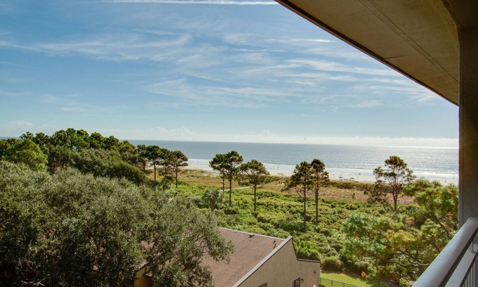 Hilton Head Island Villa | Ocean view - Beautiful Penthouse Condo - Large heated pools & Hot Tubs!