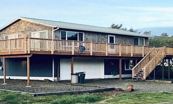 Rockaway Beach House | OCEAN VIEW BEACH HOUSE, STEPS TO THE BEACH