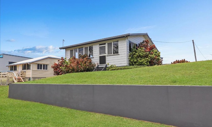 Keppel Sands House | Ocean View Bungalow!