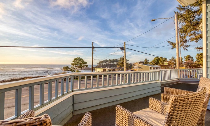 Depoe Bay Apartment | Ocean-View Depoe Bay Condo with King Suite Overlooks Seawall, Spouting Horn!