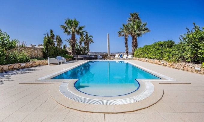 San Lawrenz House | Ocean View House Getaway