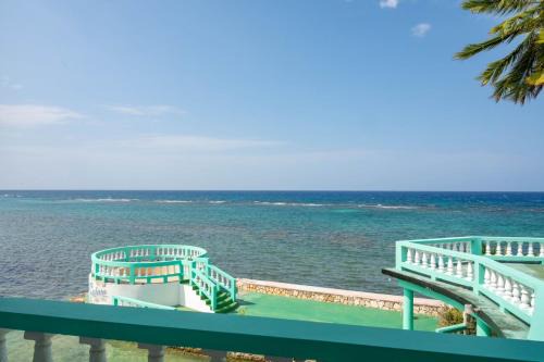 Montego Bay House | Ocean View King Room at Sahara Hotel