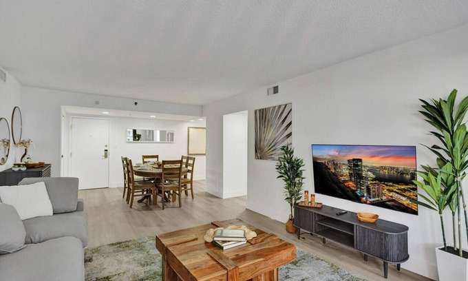 Mid Beach Apartment | Ocean View Serenity Condo/Beach Service/915