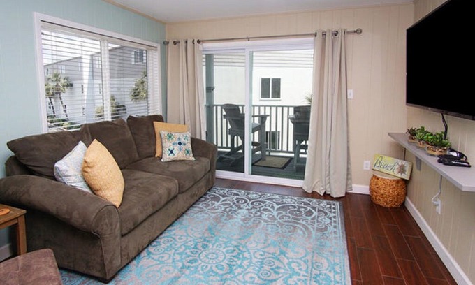 North Myrtle Beach Condo | Ocean View Villas H2, Beautifully Decorated 2 BR Ocean View Condo with an Outdoor Swimming Pool