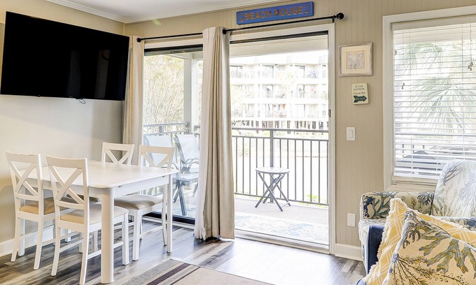 Hilton Head Island Condo | Ocean view villa in a beachfront complex with balcony, pool & prime location