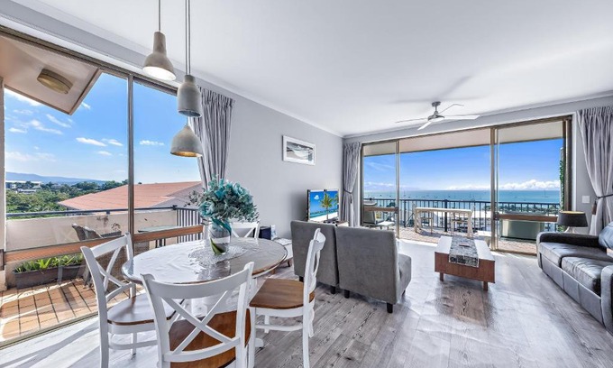 Airlie Beach Apartment | OCEAN VIEWS 16 pool & Spa Wi-FI