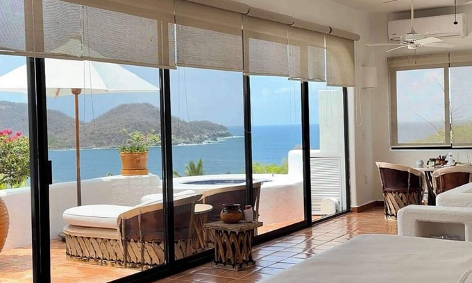 Almacen Villa | Ocean Views and a Garden to Fall in Love With Casa de Sueños