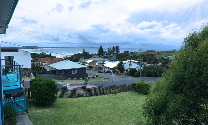 Crescent Head House | OCEAN VIEWS & CLOSE TO SHOPS & CAFES