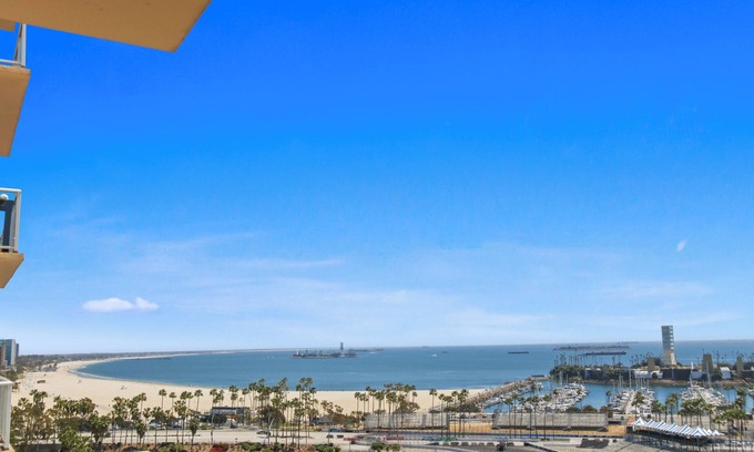 Waterfront Condo | Ocean Views/Downtown/ConventionCenter/Chic Hi-Rise