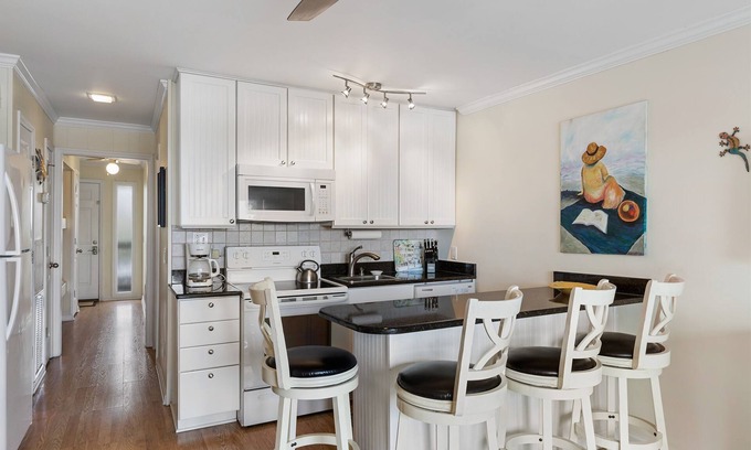 Isle of Palms Condo | Oceanfront 1 BR Condo with Pier and Pool