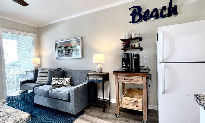 Isle of Palms Condo | Oceanfront 1 BR Condo with Pier and Pool