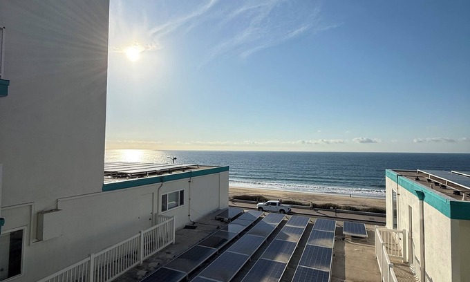 Redondo Beach Apartment | Oceanfront 1 BR Oasis w/Parking & Pool