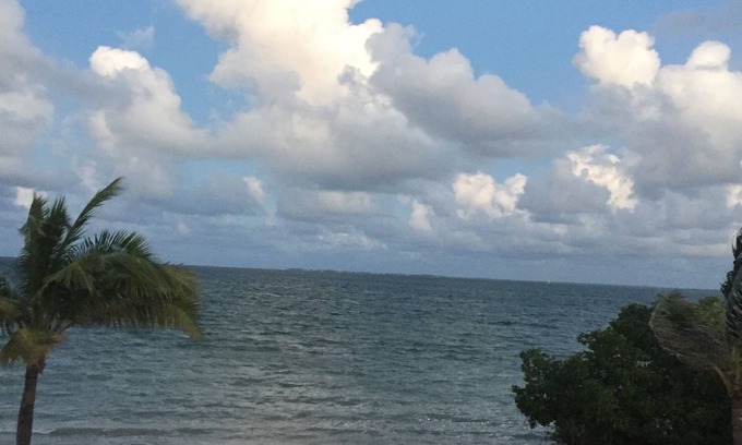 Crystal Harbour Resort | OCEANFRONT 2 bd 2 bth in resort with AC, WiFi in Phenomenal Grand Cayman
