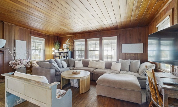 Golden Mile House | Oceanfront 6 bedroom - Dog Friendly - Near Village Square & Downtown