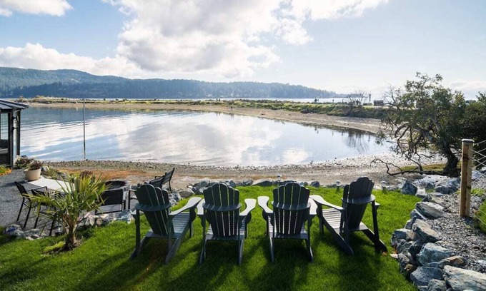 Sooke House | Oceanfront Beach Escape