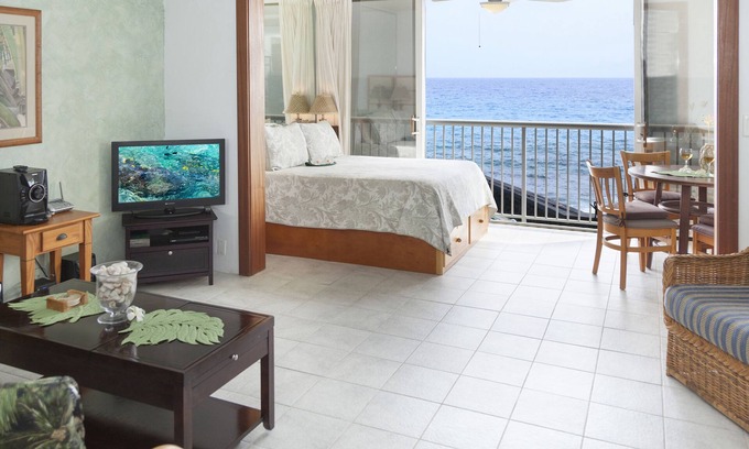 Kahaluu Bay Condo | Oceanfront, Beach , Pool, Wifi ,View! Relax Haw'n style #206 Portable AC