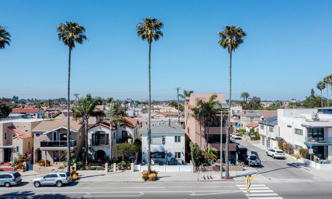 Belmont Shore Apartment | Oceanfront - Belmont Shore - Walk to beach and restaurants - Drive to Disneyland