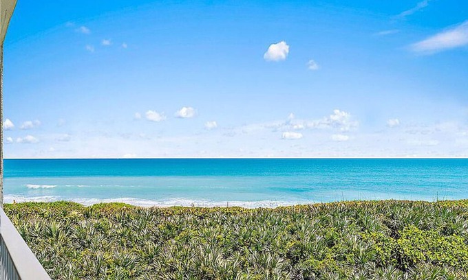 Vero Beach Condo | ✨Oceanfront🌊 Breathtaking View🏖️ Central Location📍 Pool🏊‍♂️ Modern Elegance✨
