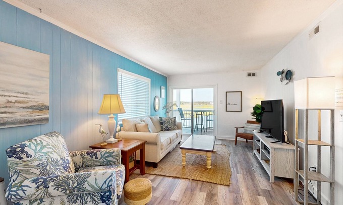 North Myrtle Beach Condo | Oceanfront condo with pool & scenic views - across street from beach access