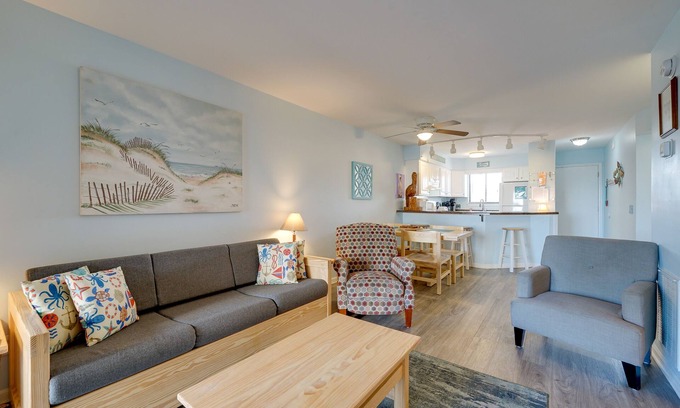 Wilmington Beach Condo | Oceanfront Carolina Beach Condo w/Pool & Views!