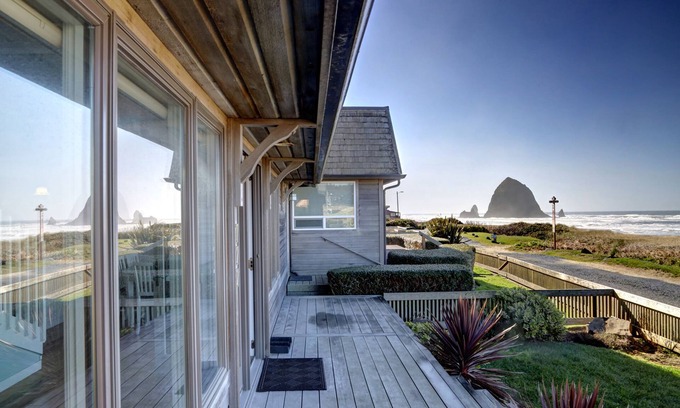 Downtown Cannon Beach House | OCEANFRONT! CENTRAL! STEPS FROM BEACH!