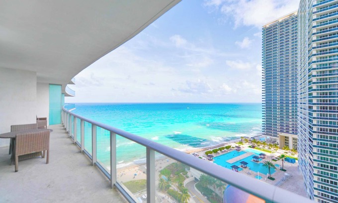 Hollywood South Central Beach Condo | Oceanfront Condo – Beach Access & Rooftop Pool