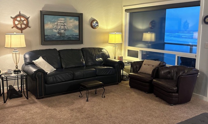 Newport Condo | Oceanfront Condo: Panoramic Views, Jacuzzi, Romantic Nye Beach Getaway Newport