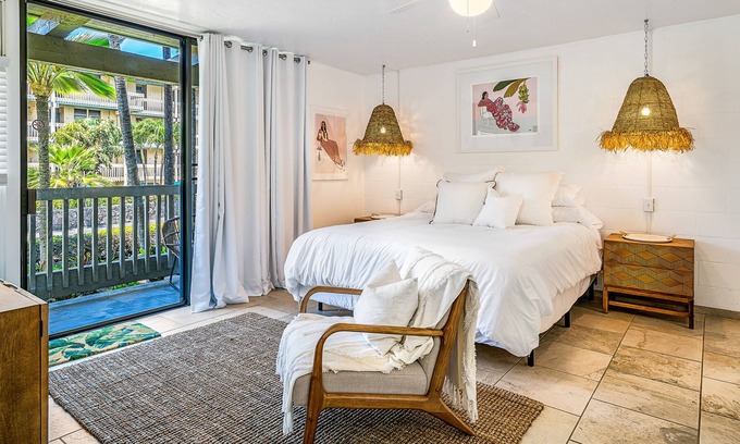 Kailua-Kona Apartment | Oceanfront condo steps to sand with AC, pool, hot tub, lanai & on-site dining
