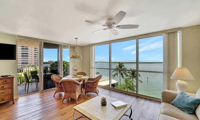 Fort Myers Beach Condo | Oceanfront condo with pool, hot tub, beach access, & washer/dryer