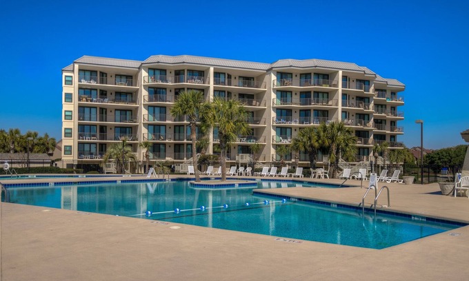 Litchfield by the Sea Condo | Oceanfront condo at Litchfield By the Sea with access to community pool and tennis courts.