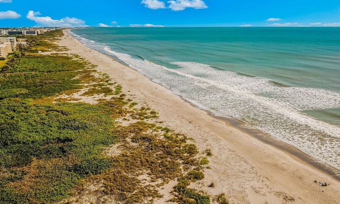 Cocoa Beach Condo | Oceanfront condo w/a furnished balcony & shared pool in beautiful Cocoa Beach