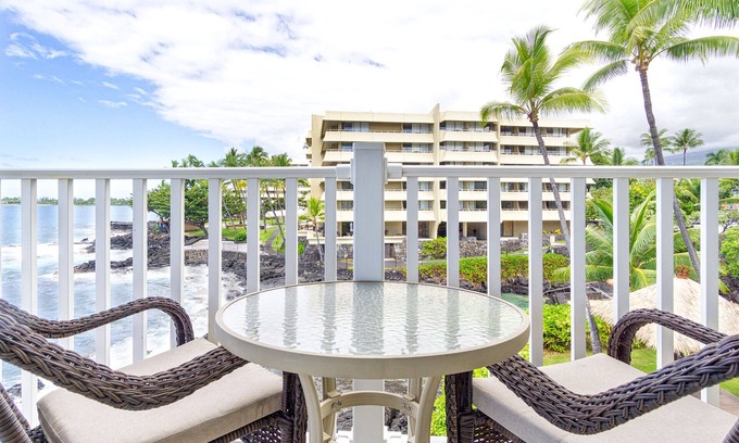 Kailua-Kona Condo | Oceanfront Condo🏄‍♀️Wrap-Around Lanai Almost Hanging Over The Ocean! 🌊 Hale Kona Kai 313