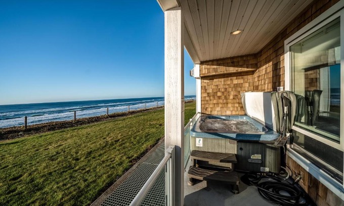Lincoln City Apartment | Oceanfront Contemporary
