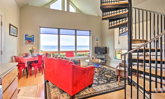 Yachats Cottage | Oceanfront Cottage w/Deck & Secluded Beach Access!