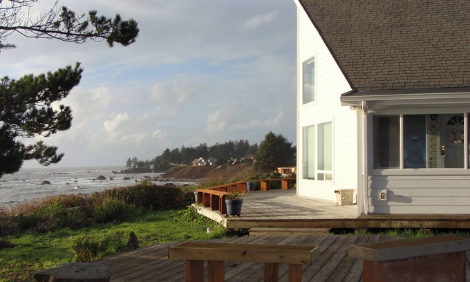 Brookings House | Oceanfront cottage with private hot tub & W/D- central locale near beach access