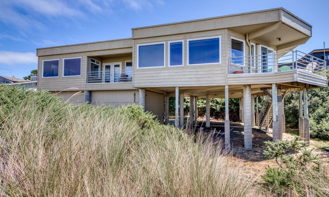 Bandon House | Oceanfront dog-friendly house w/deck overlooking the water