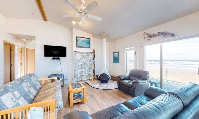 Yachats House | Oceanfront, Dog-Friendly Home w/Jetted Tub, Beach Access & Sweeping Views